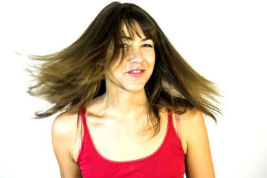 Güzel genç kadın saçlarını sallayarak portresi 