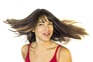 Güzel genç kadın saçlarını sallayarak portresi 