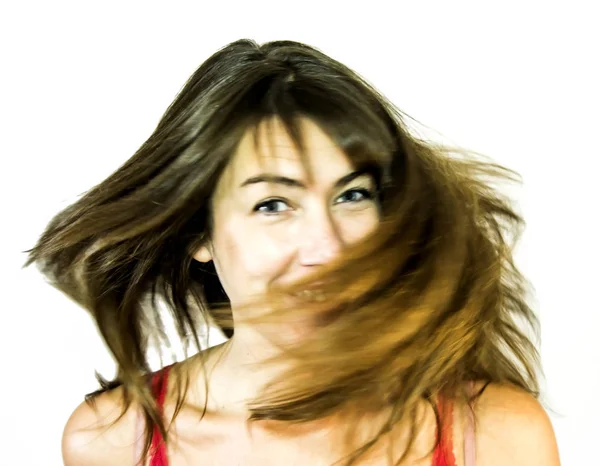 Retrato de una hermosa joven agitando su cabello —  Fotos de Stock