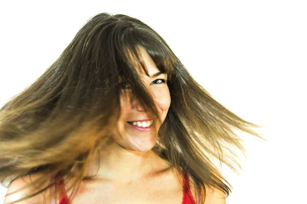 Retrato de bela jovem mulher sacudindo seu cabelo — Fotografia de Stock