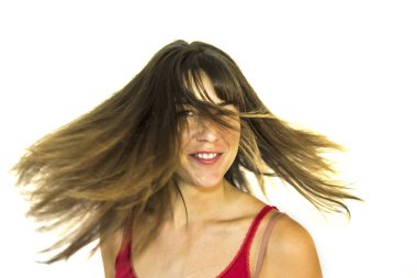 Saçlarını sallayarak güzel mutlu kadın portresi 