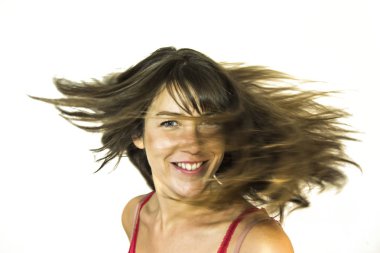 Saçlarını sallayarak güzel mutlu kadın portresi 