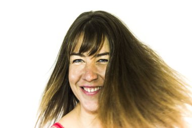 Saçlarını sallayarak güzel mutlu kadın portresi 