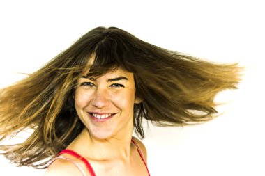 Saçlarını sallayarak güzel mutlu kadın portresi 