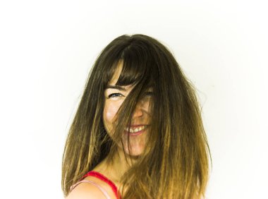 Saçlarını sallayarak güzel mutlu kadın portresi 