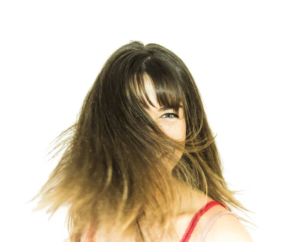 Retrato de la hermosa mujer feliz sacudiendo su cabello — Foto de Stock