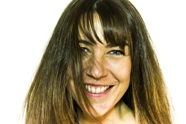 Saçlarını sallayarak güzel mutlu kadın portresi 