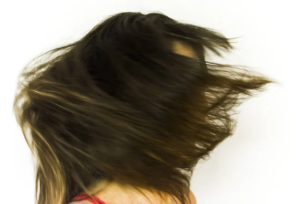 Portret pięknej kobiety szczęśliwy potrząsanie włosami — Zdjęcie stockowe
