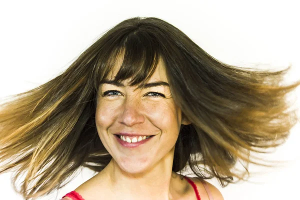 Retrato de bela mulher feliz tremendo seu cabelo — Fotografia de Stock