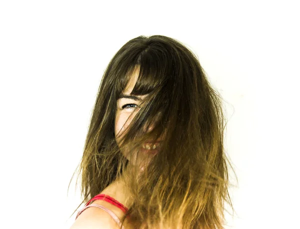 Porträtt av vackra lycklig kvinna skakar hennes hår — Stockfoto
