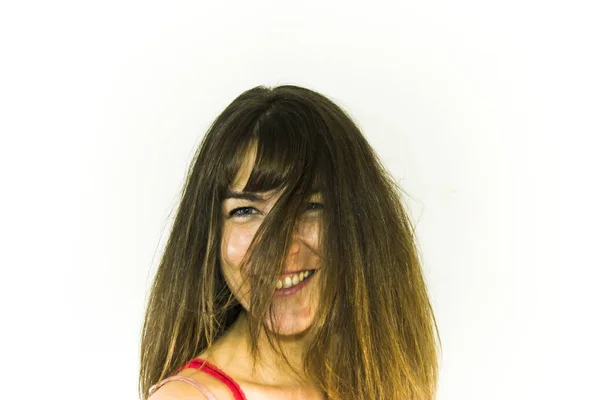Saçlarını sallayarak güzel mutlu kadın portresi — Stok fotoğraf