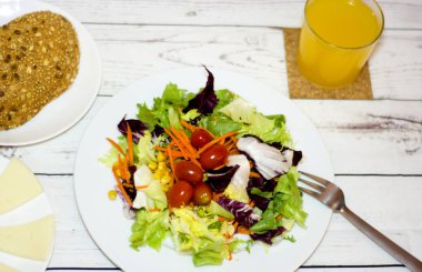 Beyaz ahşap bir masa üzerinde sağlıklı gıda