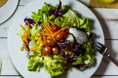 Beyaz ahşap bir masa üzerinde sağlıklı gıda