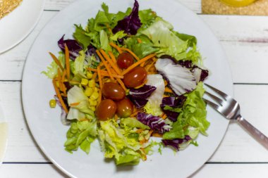 Beyaz ahşap bir masa üzerinde sağlıklı gıda