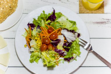 Beyaz ahşap bir masa üzerinde sağlıklı gıda