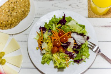 Beyaz ahşap bir masa üzerinde sağlıklı gıda