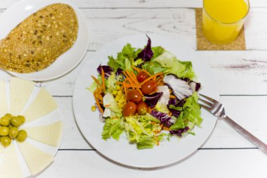 Beyaz ahşap bir masa üzerinde sağlıklı gıda