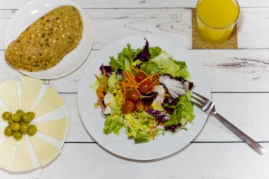 Beyaz ahşap bir masa üzerinde sağlıklı gıda