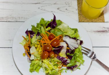 Beyaz ahşap bir masa üzerinde sağlıklı gıda