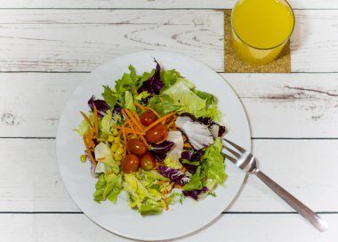 Beyaz ahşap bir masa üzerinde sağlıklı gıda