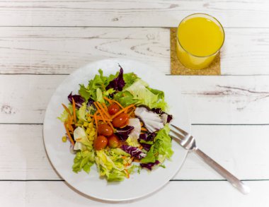 Beyaz ahşap bir masa üzerinde sağlıklı gıda