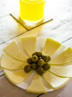 Peynir zeytin ve portakal suyu ile. Beyaz bir woo sağlıklı gıda