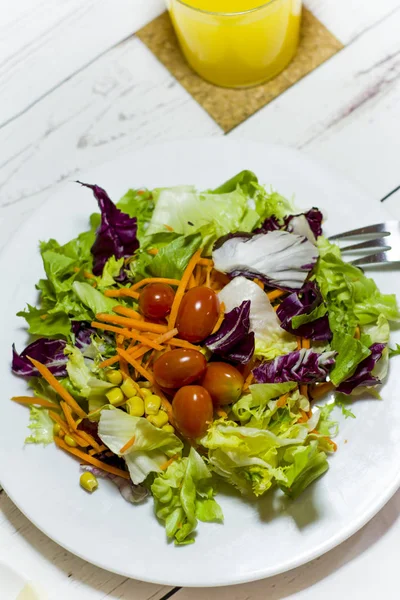 Beyaz ahşap bir masa üzerinde sağlıklı gıda