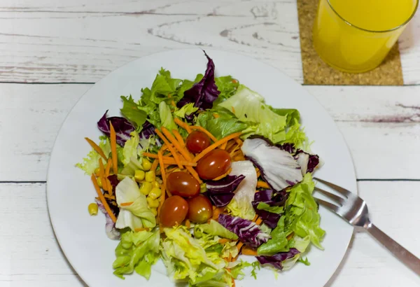 Zdravé potraviny na bílý dřevěný stůl — Stock fotografie