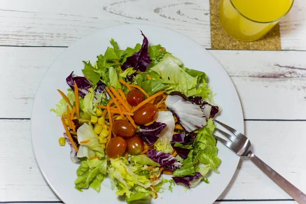 Beyaz ahşap bir masa üzerinde sağlıklı gıda