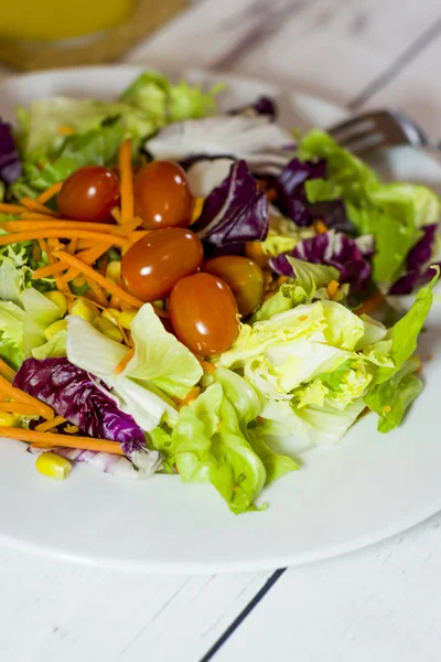Beyaz ahşap bir masa üzerinde sağlıklı gıda