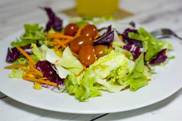 白い木製のテーブルの健康食品 — ストック写真