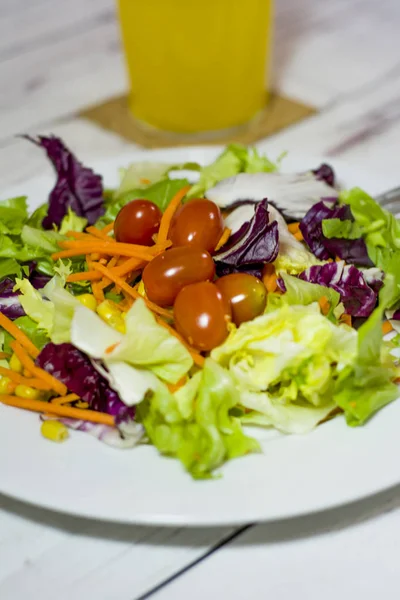 Beyaz ahşap bir masa üzerinde sağlıklı gıda