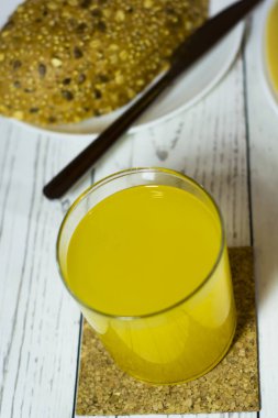 Beyaz ahşap bir masa üzerinde sağlıklı kahvaltı