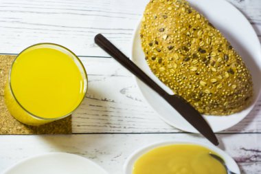 Beyaz ahşap bir masa üzerinde sağlıklı kahvaltı