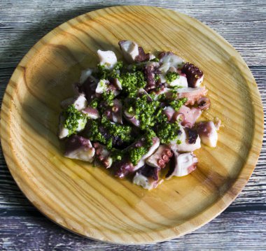 İspanya, kırmızı biber, tipik çanak üzerinde bir ahşap plaka o ahtapot