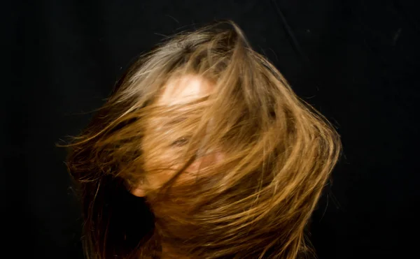 Ritratto di bella giovane donna che scuote i capelli — Foto Stock