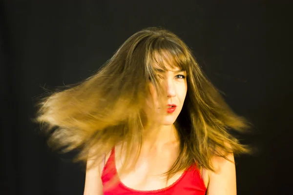 Portret van mooie jonge vrouw schudden haar haren — Stockfoto