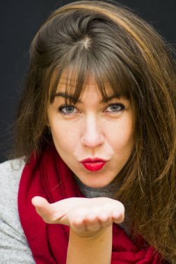 Bir öpücük için hava veren güzel bir kadın portresi