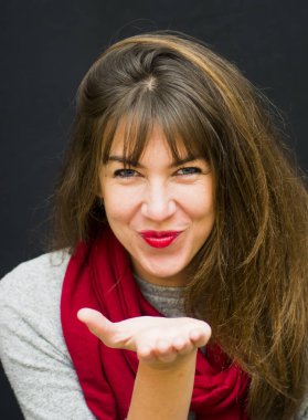 Açık eliyle güzel bir kadın portresi