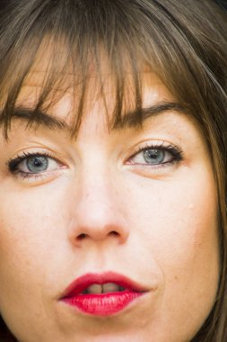 Güzel bir kadının portresi. 