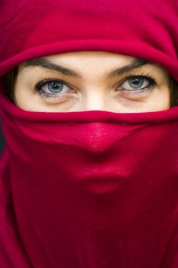 Kırmızı bir fular ile kaplı güzel bir kadının portresi ve