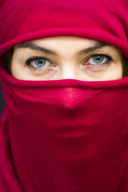 Kırmızı bir fular ile kaplı güzel bir kadının portresi ve