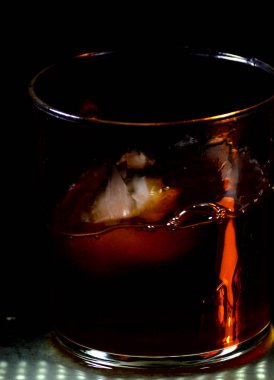 Viski düşen buz küpleri ile cam