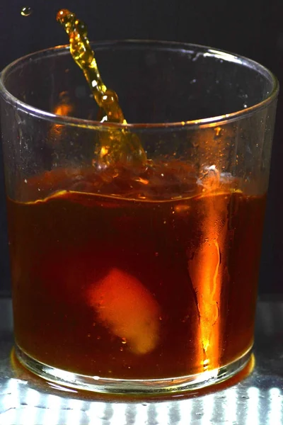 Стакан виски с кубиками льда — стоковое фото