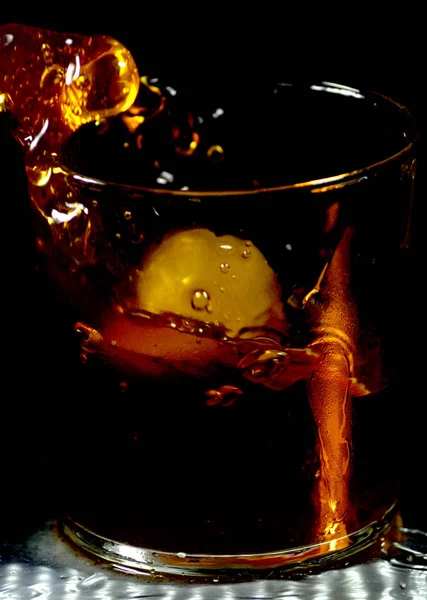 Szklankę whisky z spadające kostek lodu — Zdjęcie stockowe