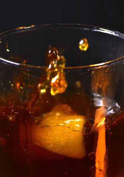 Стакан виски с кубиками льда — стоковое фото