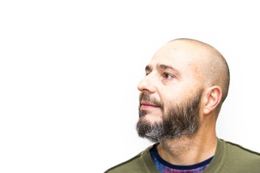 Beyaz arka plan üzerinde sakallı yakışıklı, kel adam