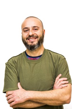 Beyaz arka plan üzerinde sakallı yakışıklı, kel adam