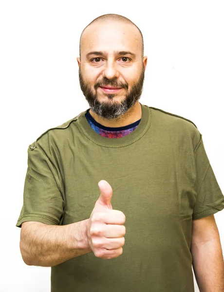 Hombre guapo y calvo con barba con el pulgar hacia arriba en señal de optim — Foto de Stock