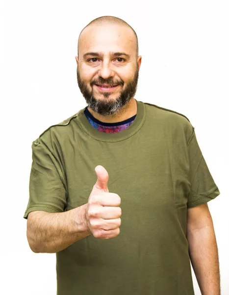 Hombre guapo y calvo con barba con el pulgar hacia arriba en señal de optim — Foto de Stock